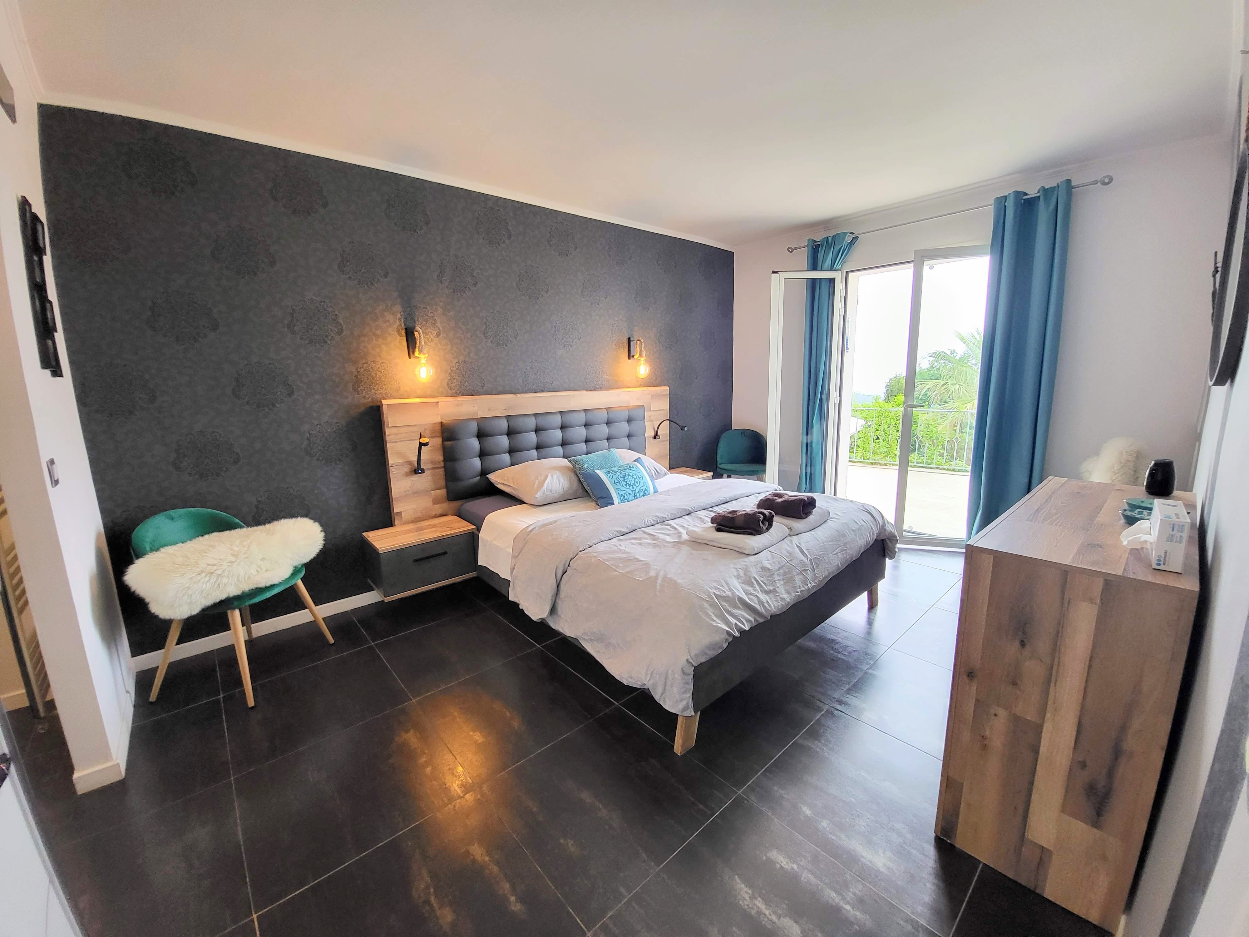 chambre parentale au rdc- dressing- sdb- terrasse