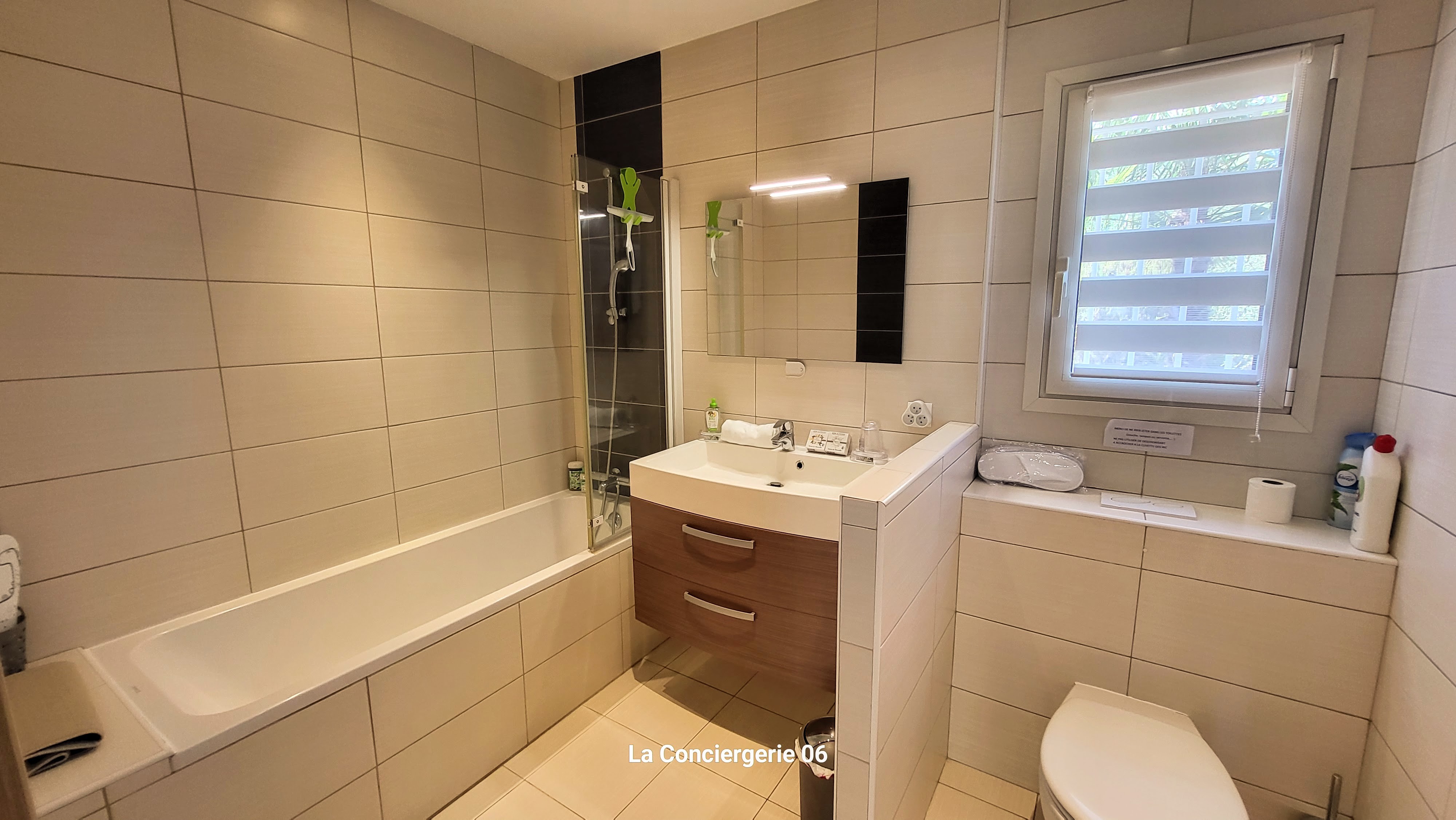 Salle de bain rdc : baignoire / douche / wc