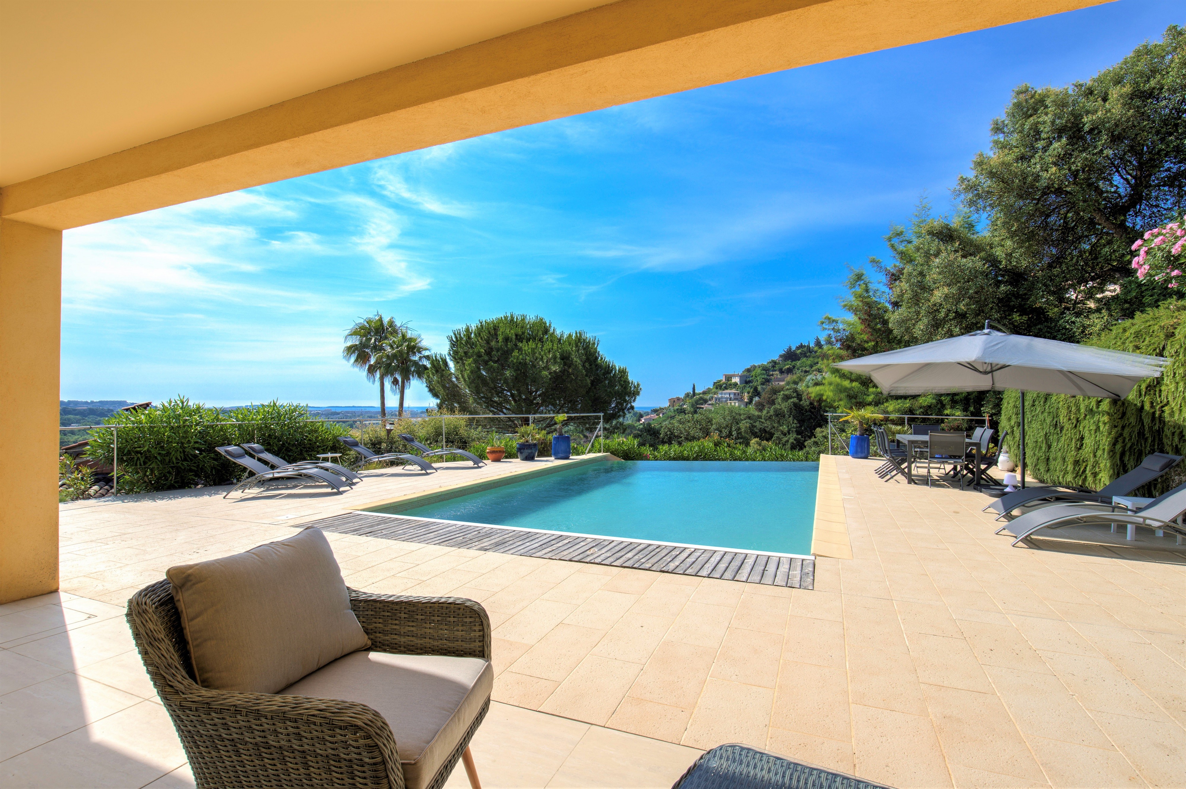 Terrasse et piscine chauffée